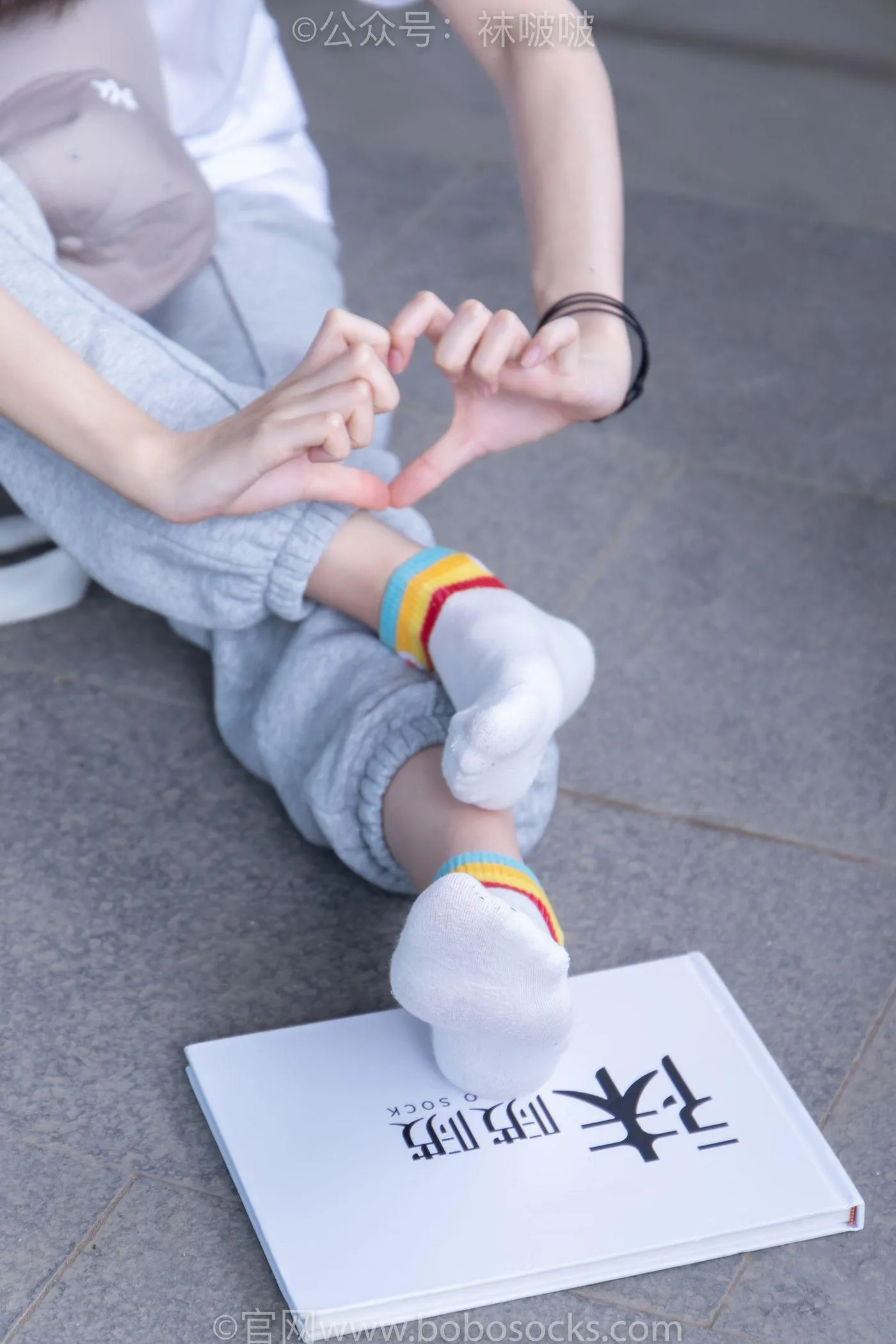 [BoBoSocks袜啵啵]NO.012 泡芙-运动鞋、白棉袜、裸足 [132P]插图7